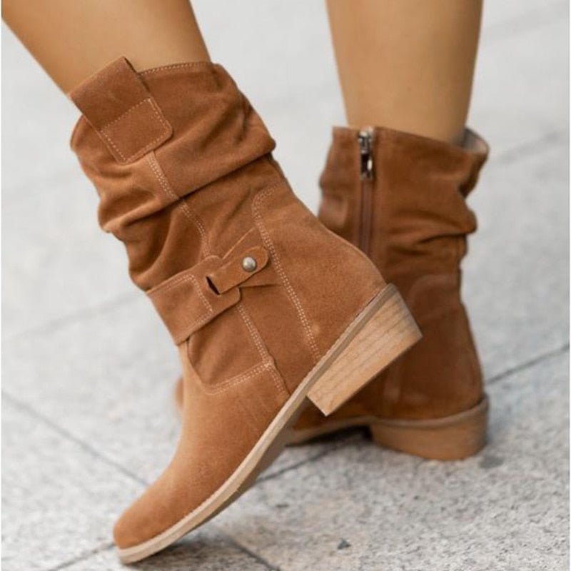Bottines western femme en daim, style bohème chic, bout arrondi, semelle plate.