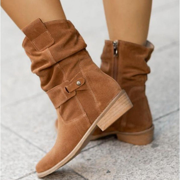 Bottines western femme en daim, style bohème chic, bout arrondi, semelle plate.