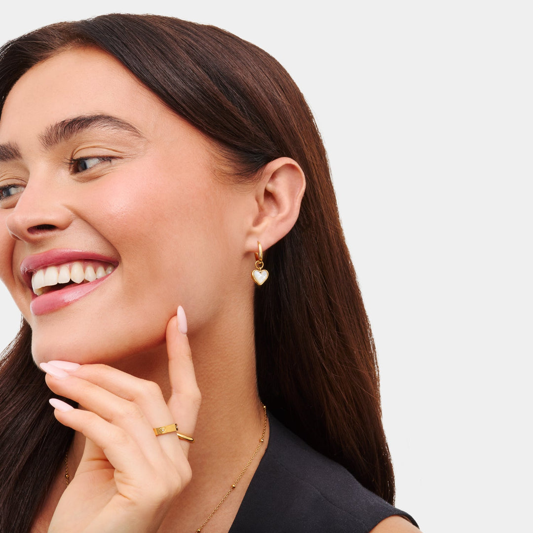 Huggies or et quartz blanc pour femme, boucles d'oreilles élégantes avec pierre naturelle, confort optimal.