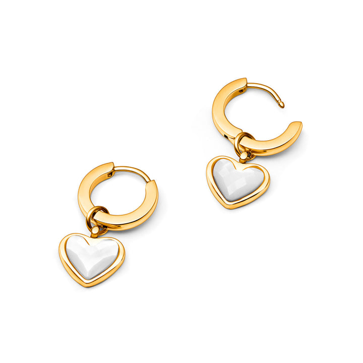 Détail boucles d'oreilles Huggie or & quartz blanc, gemme naturelle pour bijou femme élégant et raffiné.