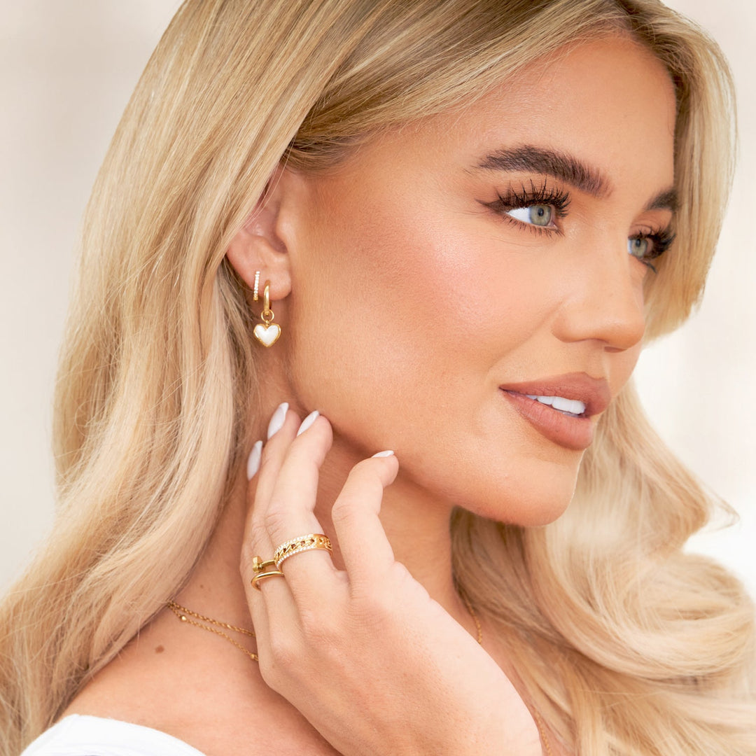 Boucles d'oreilles Huggie en or, quartz blanc, idéal cadeau bijoux femme élégant, pierre naturelle, sagesse.