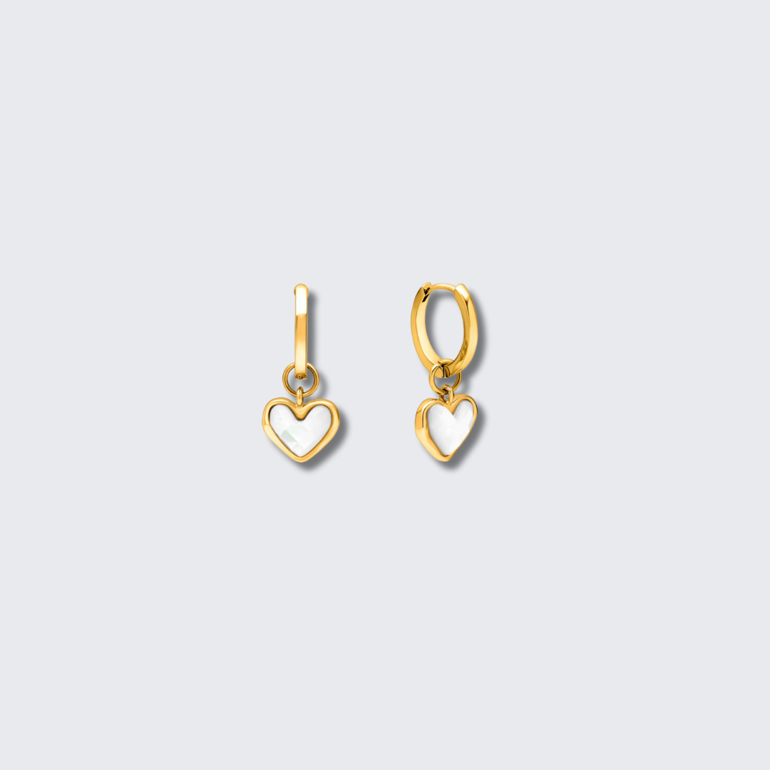 Paire de boucles d'oreilles Huggie or & quartz blanc, bijoux femme élégants en pierre naturelle, modernes.