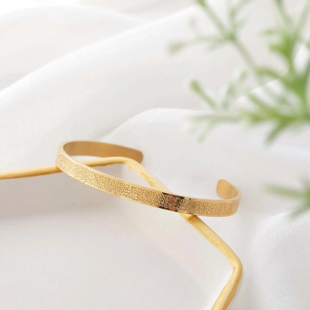 Bracelet élégant avec Ayat Al Kursi. Protection spirituelle, design intemporel.  Plusieurs couleurs.