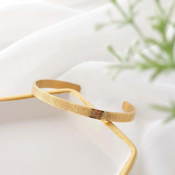 Bracelet élégant avec Ayat Al Kursi. Protection spirituelle, design intemporel.  Plusieurs couleurs.