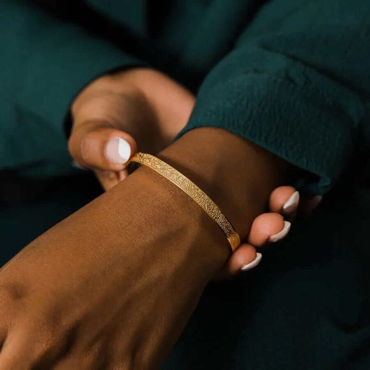 Bracelet élégant avec Ayat Al Kursi. Protection spirituelle, design intemporel.  Plusieurs couleurs.