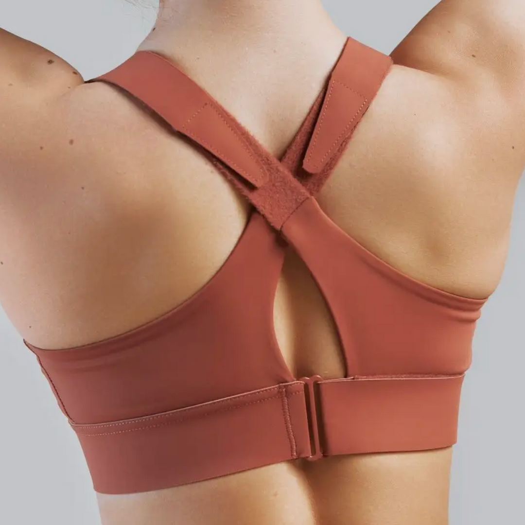 Brassière polyvalente pour femme, ajustable pour sport ou quotidien, confort et soutien garantis.