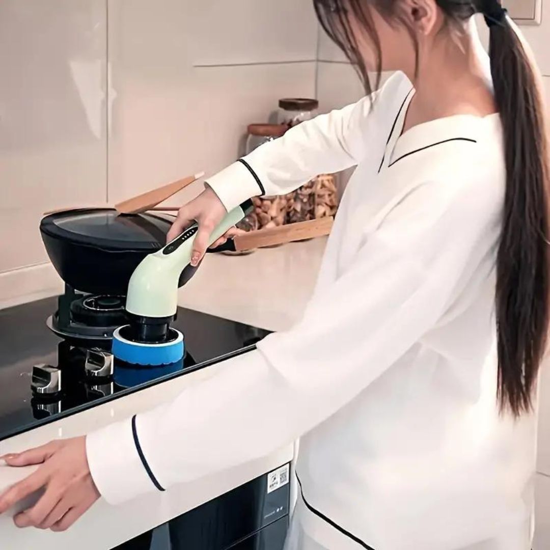 "Brosse de nettoyage automatique 9en1 blanche et verte avec 9 têtes interchangeables pour surfaces variées."