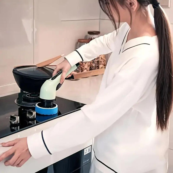 "Brosse de nettoyage automatique 9en1 blanche et verte avec 9 têtes interchangeables pour surfaces variées."
