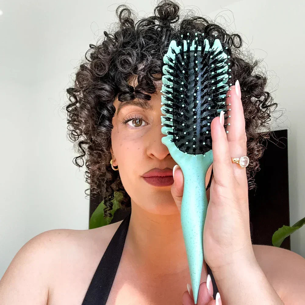 Brosse démêlante pour cheveux bouclés et crépus. Démêle en douceur, réduit frisottis, picots souples.