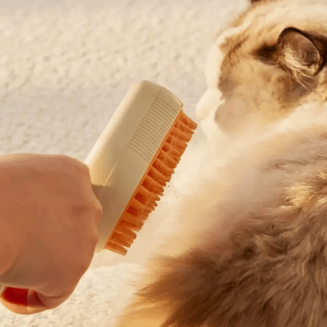 Brosse douce pour animaux, poils blancs et kaki. Démêle et rend le pelage brillant.