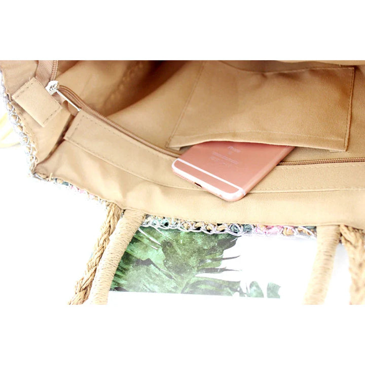 Sac cabas en paille tressée colorée, style bohème chic, parfait pour les journées ensoleillées.