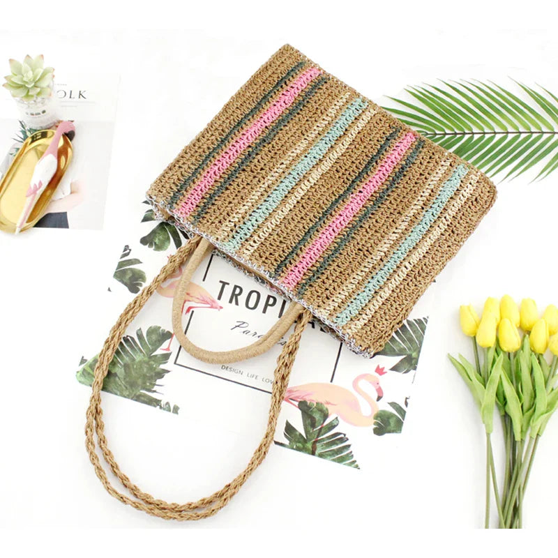 Cabas en paille pour femme, avec motifs colorés, accessoire d'été bohème et élégant.