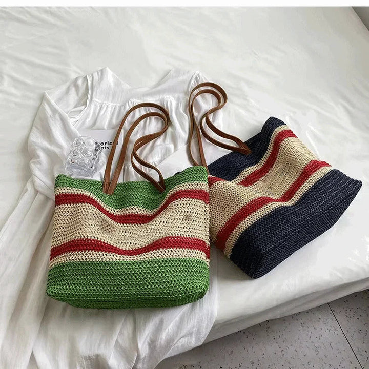 Cabas élégant en paille tressée et détails en cuir marron pour femme, idéal pour l'été et la plage.