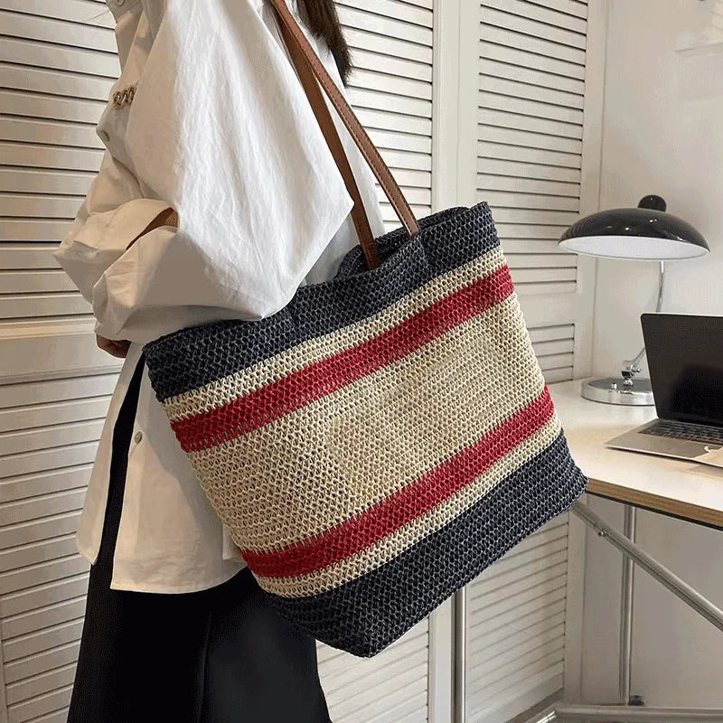 Sac cabas fourre-tout chic en paille pour femme avec anses en cuir, parfait pour les vacances d'été ou la ville.