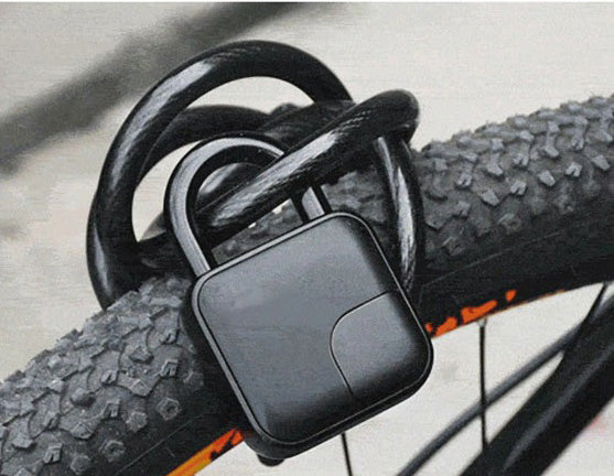 Cadenas biométrique IP65, ouverture empreinte digitale, sécurité sans clé, design compact et robuste.