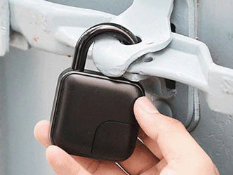 Cadenas biométrique IP65, ouverture empreinte digitale, sécurité sans clé, design compact et robuste.