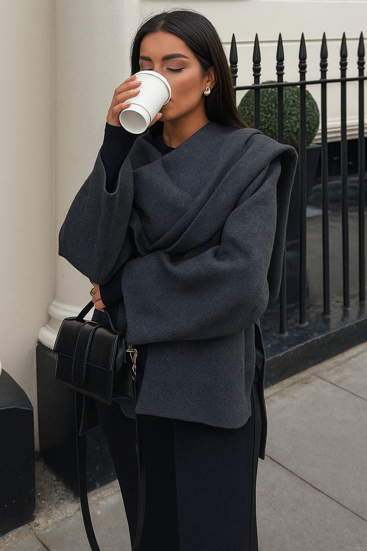 Manteau cape femme asymétrique. Veste oversize élégante, idéale pour un look chic et moderne.
