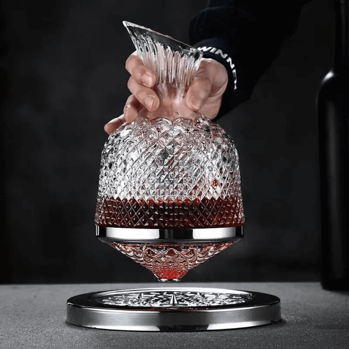 Carafe à vin en cristal rotative, design luxueux, finition or et argent, pour aération optimale et élégance de table.