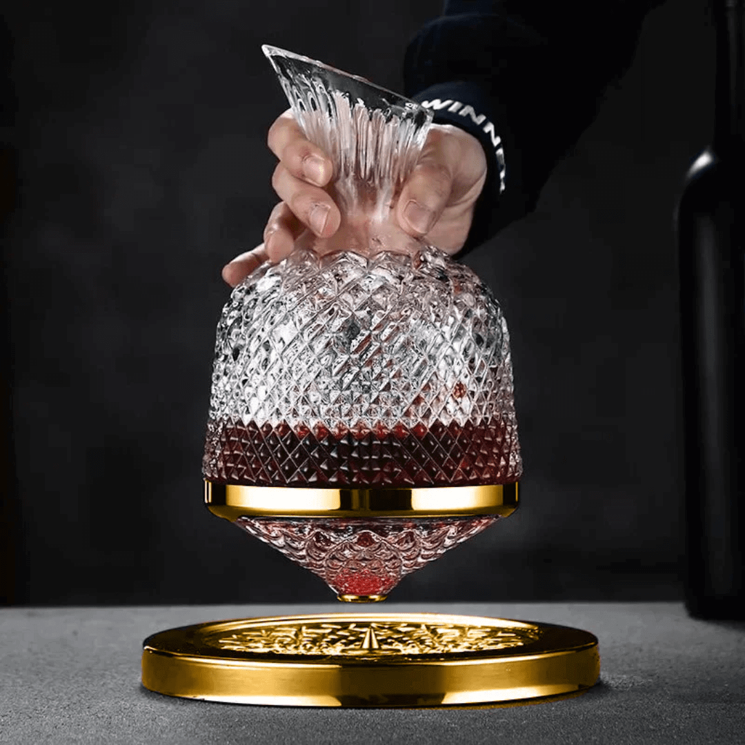 Carafe à vin en cristal rotative, design luxueux, finition or et argent, pour aération optimale et élégance de table.