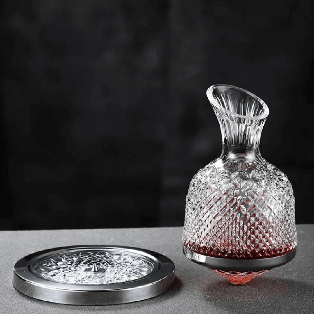 Carafe à vin en cristal rotative, design luxueux, finition or et argent, pour aération optimale et élégance de table.