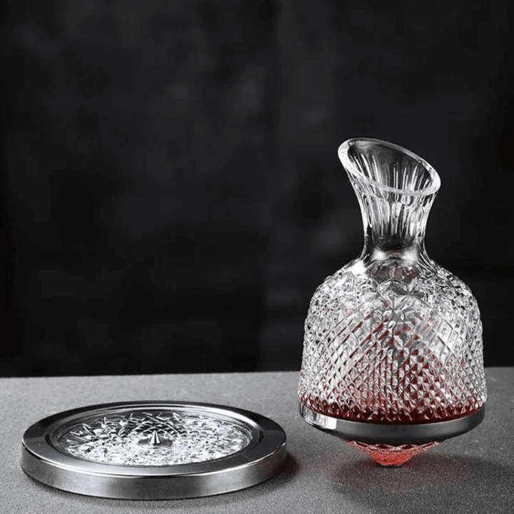 Carafe à vin en cristal rotative, design luxueux, finition or et argent, pour aération optimale et élégance de table.