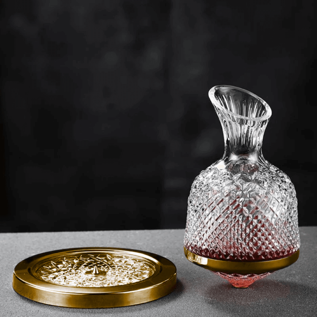 Carafe à vin en cristal rotative, design luxueux, finition or et argent, pour aération optimale et élégance de table.