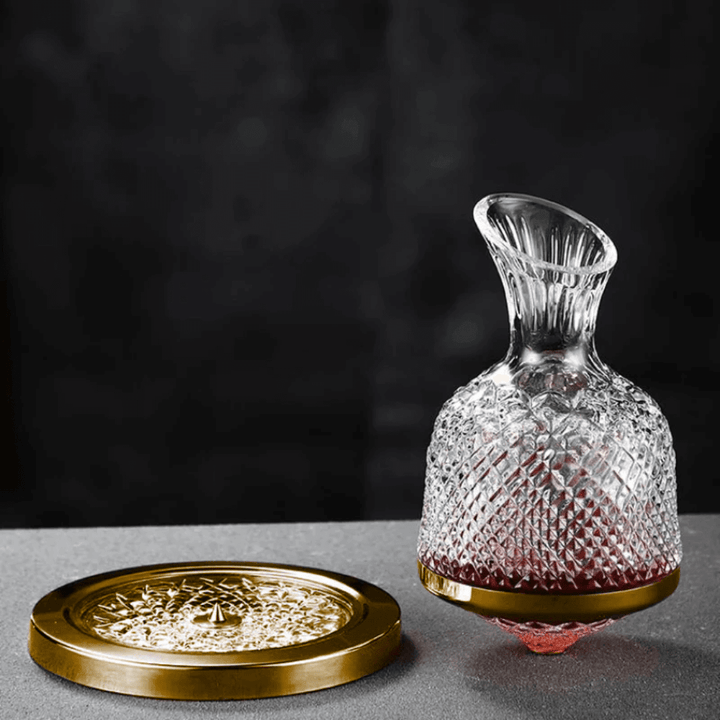 Carafe à vin en cristal rotative, design luxueux, finition or et argent, pour aération optimale et élégance de table.