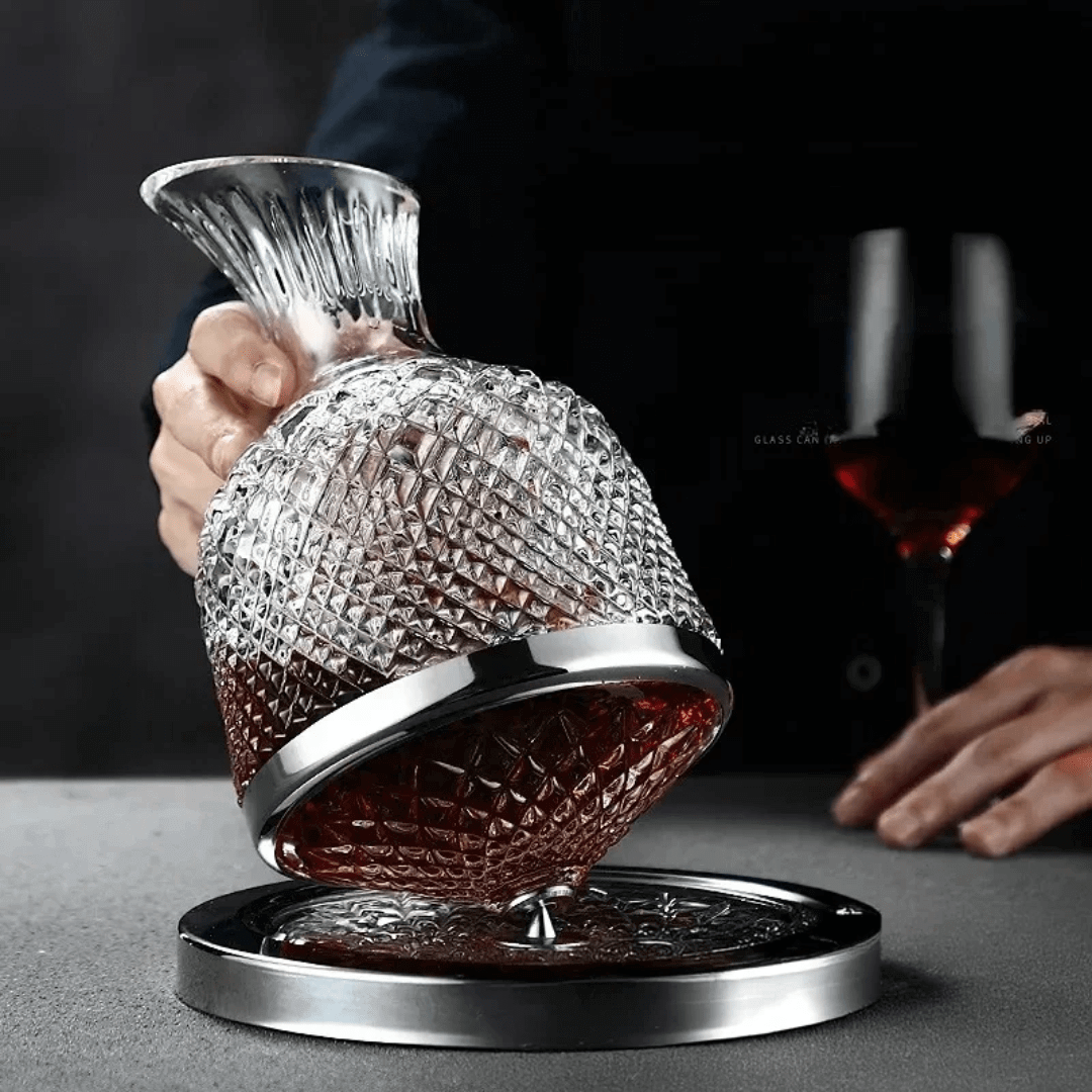 Carafe à vin en cristal rotative, design luxueux, finition or et argent, pour aération optimale et élégance de table.