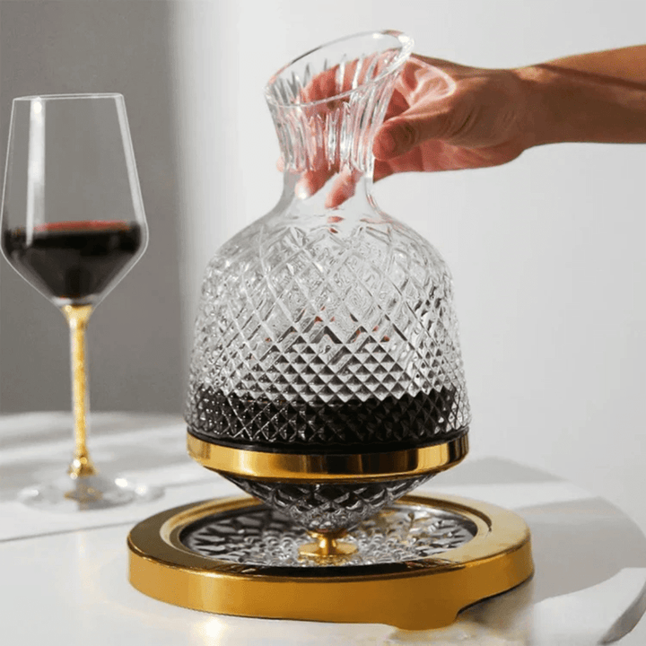 Carafe à vin en cristal rotative, design luxueux, finition or et argent, pour aération optimale et élégance de table.