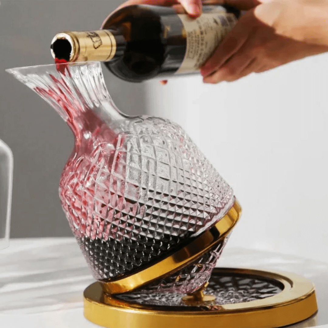 Carafe à vin en cristal rotative, design luxueux, finition or et argent, pour aération optimale et élégance de table.