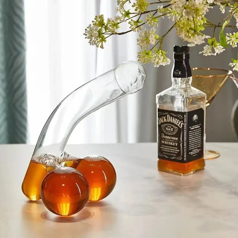 "Carafe en verre transparence cristalline, silhouette moderne, idéale pour whisky et vin, ajout élégance à la dégustation."