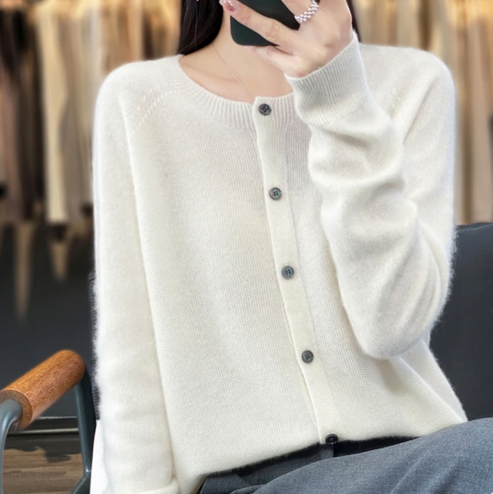 Cardigan Anna doux et confortable pour femmes, un basique chic essentiel pour votre garde-robe.