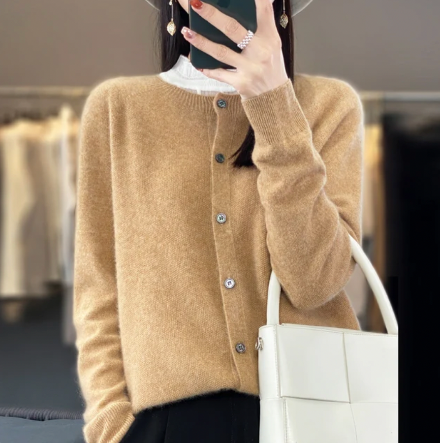 Cardigan Anna féminin, look mode décontracté élégant, gilet facile à associer, confort absolu.