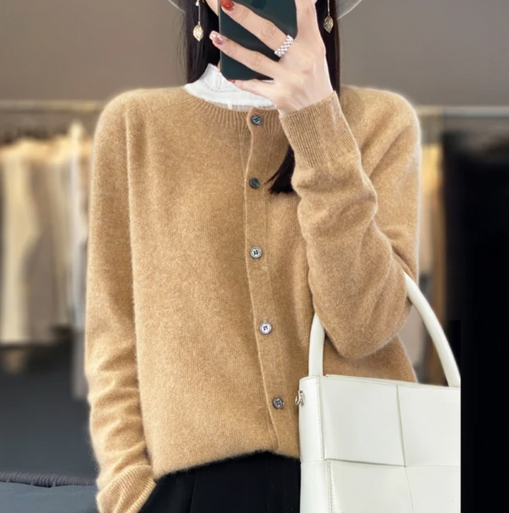 Cardigan Anna féminin, look mode décontracté élégant, gilet facile à associer, confort absolu.