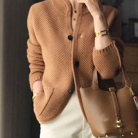 Cardigan cachemire femme, coupe ajustée, col montant, boutons.  Chaleur et style.