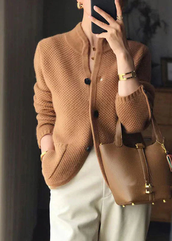 Cardigan cachemire femme, coupe ajustée, col montant, boutons.  Chaleur et style.
