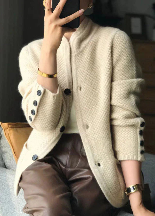 Cardigan cachemire femme, coupe ajustée, col montant, boutons.  Chaleur et style.