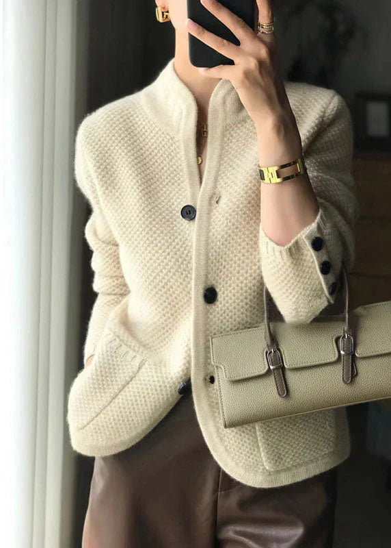 Cardigan cachemire femme, coupe ajustée, col montant, boutons.  Chaleur et style.