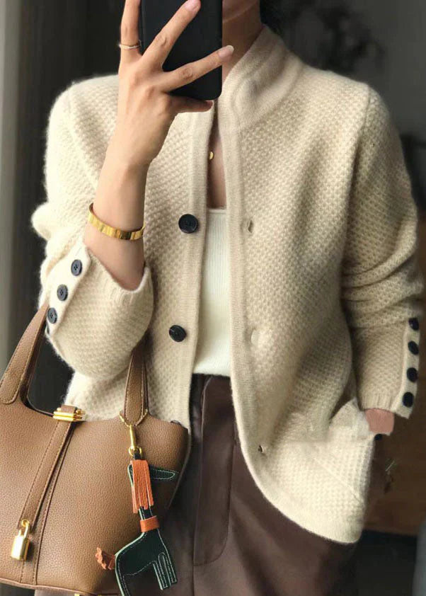 Cardigan cachemire femme, coupe ajustée, col montant, boutons.  Chaleur et style.