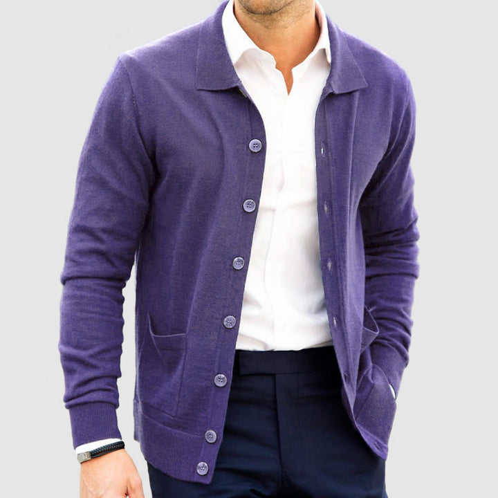 Cardigan cachemire homme, luxe et chaud.  Tricot élégant pour extérieur.