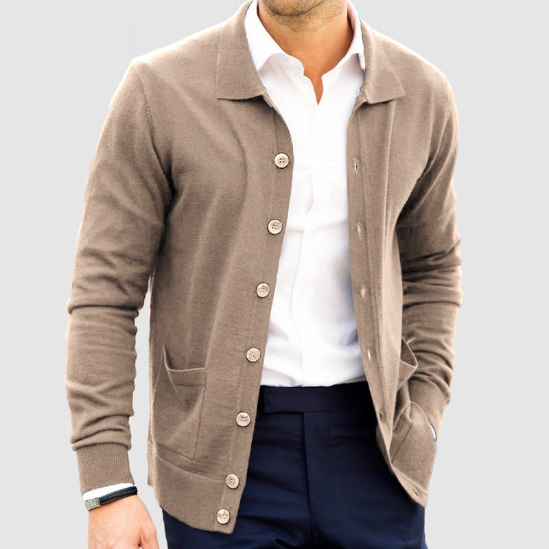 Cardigan cachemire homme, luxe et chaud.  Tricot élégant pour extérieur.