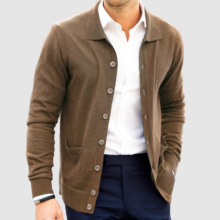 Cardigan cachemire homme, luxe et chaud.  Tricot élégant pour extérieur.