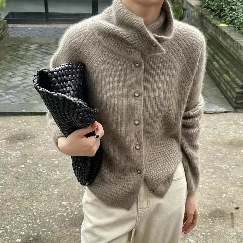 Cardigan Clara femme en tricot douillet, élégant et chaud. Idéal pour l'automne et l'hiver.