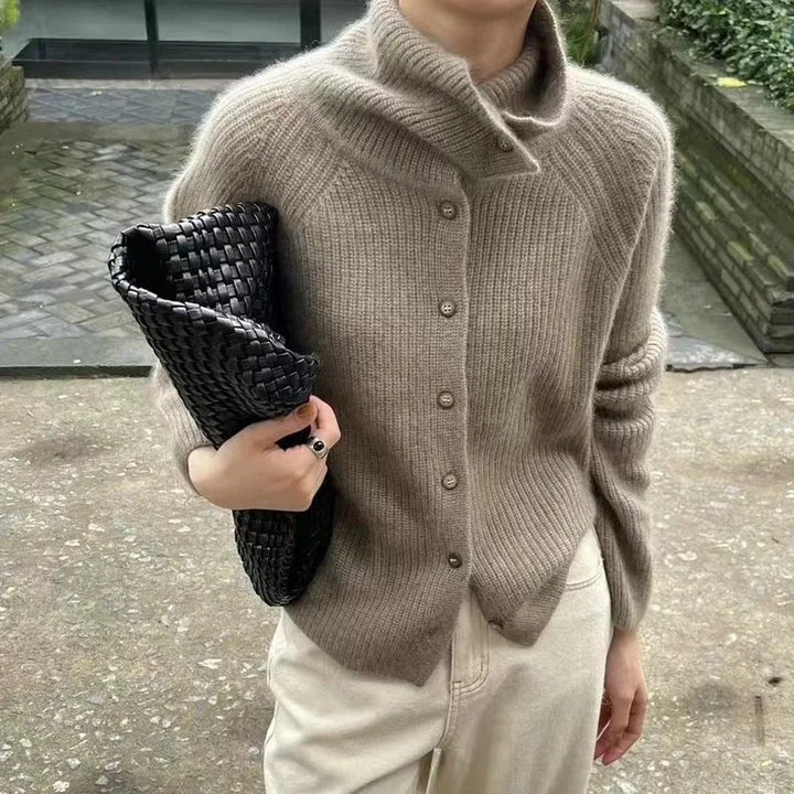 Cardigan Clara femme en tricot douillet, élégant et chaud. Idéal pour l'automne et l'hiver.