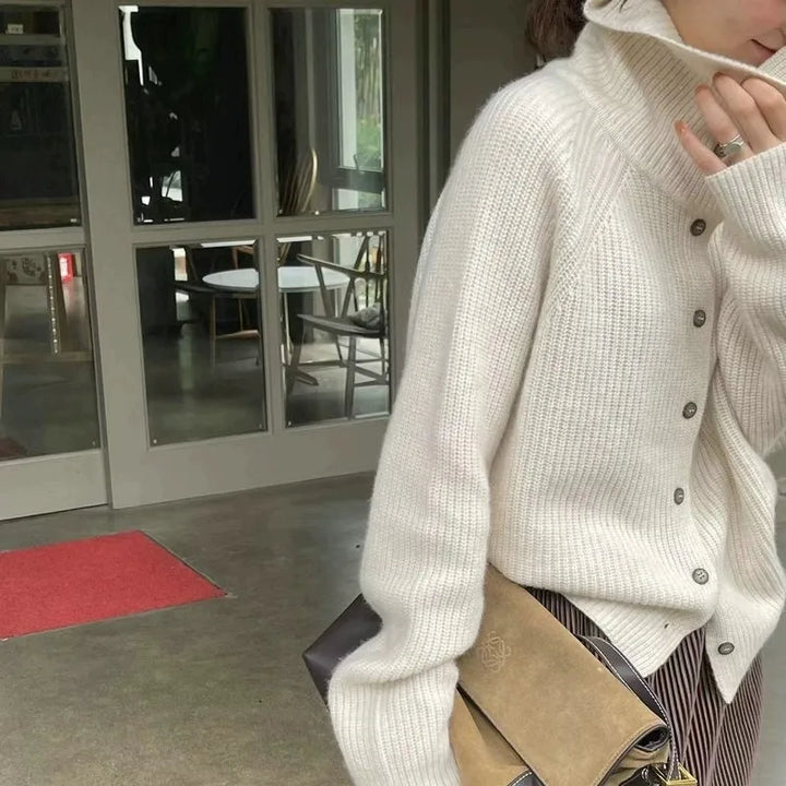 Cardigan élégant Clara pour femmes, tricot doux et confortable. Pull chaud idéal pour les froides journées.