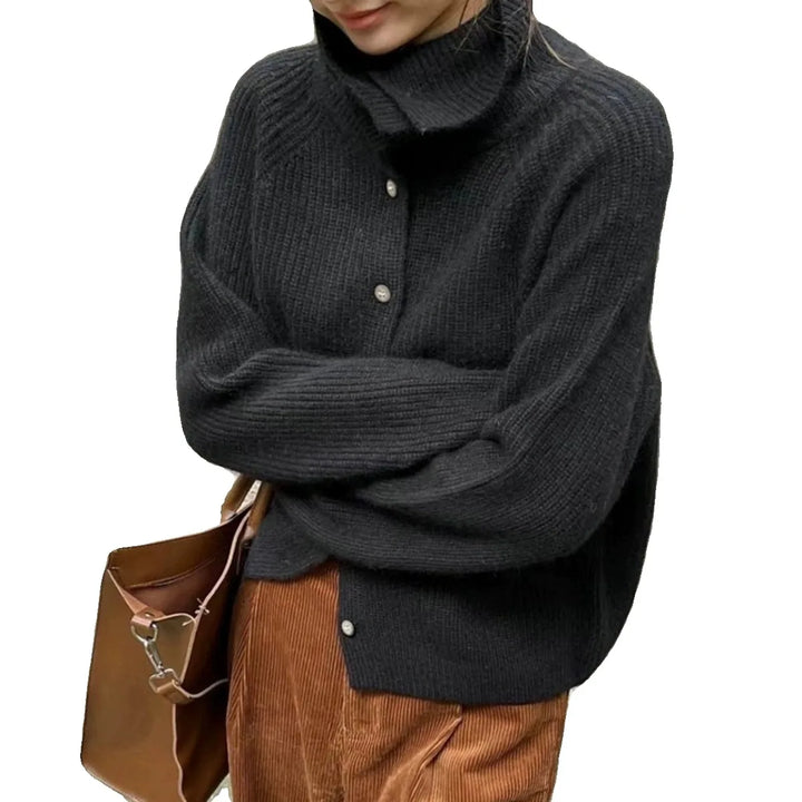 Cardigan femme modèle Clara, tricot douillet, chaud et chic. Vêtement essentiel pour l'automne-hiver.
