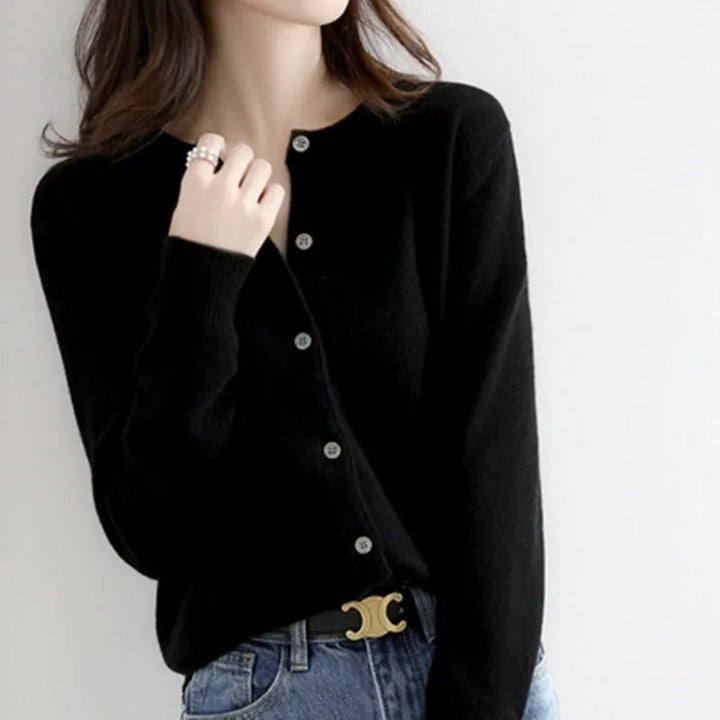 Cardigan femme intemporel, coupe classique, parfait printemps/automne. Maille fine, manches longues et élégantes.