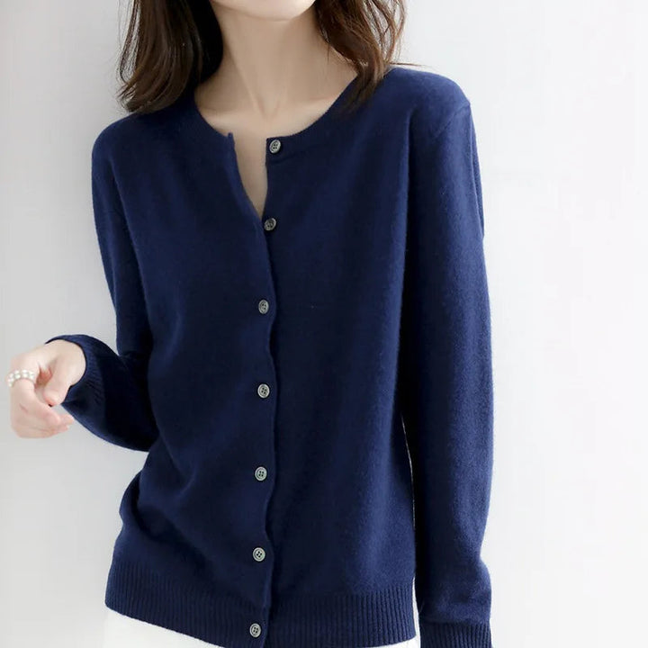 Cardigan femme à manches longues, couleur unie. Vêtement classique et élégant, parfait pour saisons froides ou fraîches.
