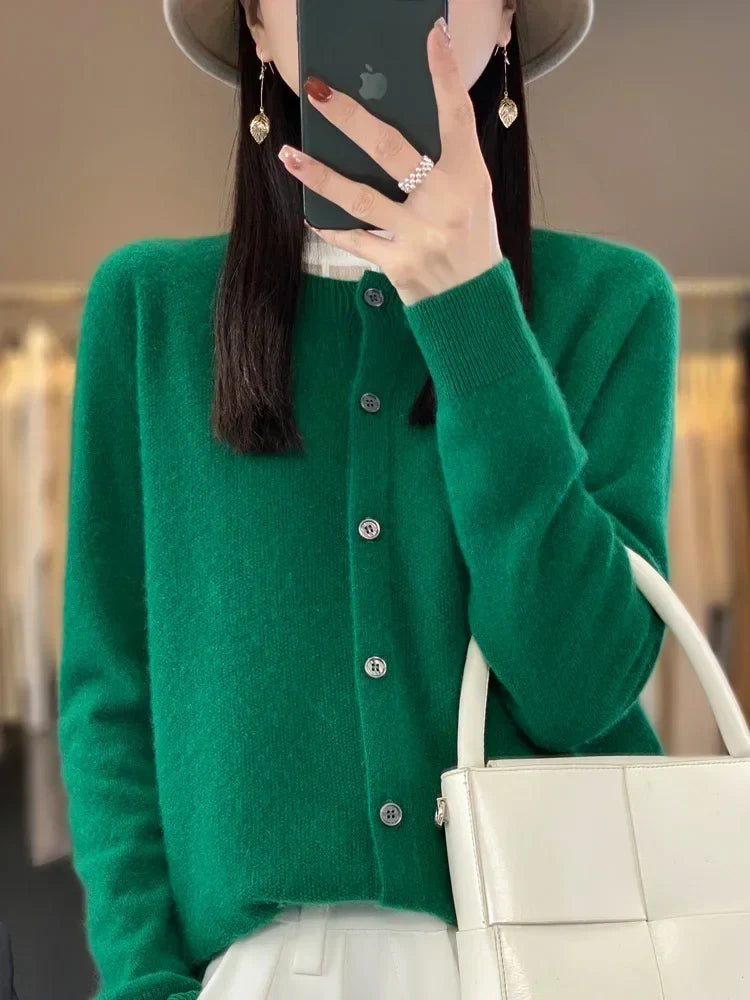Cardigan élégant, toute saison.  Coupe flatteuse, matière douce.  Parfait pour un look chic et décontracté.