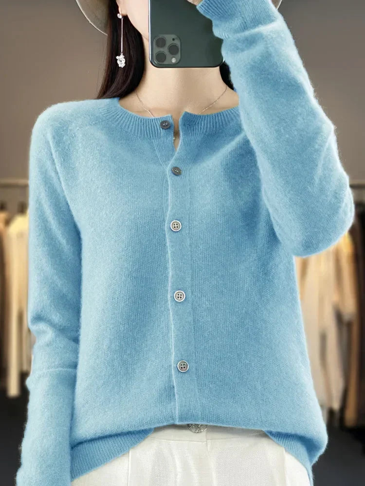 Cardigan élégant, toute saison.  Coupe flatteuse, matière douce.  Parfait pour un look chic et décontracté.